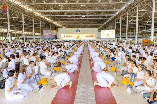 ภาพ No.215014:วันเสาร์ที่ 5 เมษายน พ.ศ. 2568 พิธีเวียนประทักษิณรอบพระมหาธรรมกายเจดีย์  พิธีวันทาเจดีย์ พิธีขอขมาและมอบผ้าไตร ในโครงการบรรพชาสามเณรฟื้นฟูพระพุทธศาสนาทั่วไทย , โครงการหน่อแก้วเปรียญธรรม รุ่นที่ 13 ,  โครงการสามเณรยุวธรรมทายาท รุ่นที่ 33 , โครงการสามเณรมั