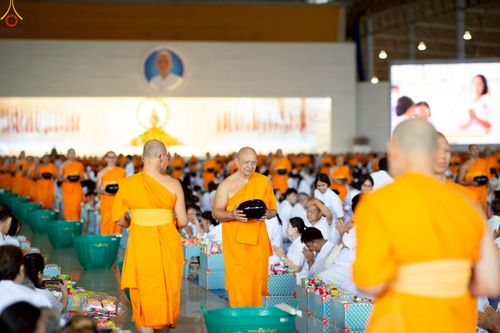 ภาพ No.240461:วันพุธที่ 27 สิงหาคม พ.ศ. 2568 พิธีตักบาตร ในวันธรรมชัย ณ วัดพระธรรมกาย จ.ปทุมธานี