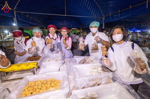 ภาพ No.198387:พิธีถวายภัตตาหารเป็นสังฆทาน แด่พระธรรมยาตรา ณ อนุสรณ์สถานบางปลา วัดบางปลา อำเภอบางเลน จังหวัดนครปฐม ในโครงการธรรมยาตรา กตัญญูบูชา มหาปูชนียาจารย์ พระมงคลเทพมุนี(สด จนฺทสโร) พระผู้ปราบมาร อนุสรณ์สถาน 7 แห่ง ปีที่ 13 วันที่ 20 มกราคม พ.ศ. 2568