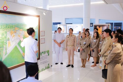 ภาพ No.311487:วันจันทร์ที่ 23 กุมภาพันธ์ พ.ศ. 2569 เปิดโลกทัศน์ผู้บริหารสถานศึกษายุคใหม่ เรียนรู้ต้นแบบการพัฒนาคนผ่านพลัง “บวร–V-Star” ผู้เข้ารับการพัฒนาตามโครงการ สพฐ. ศึกษาดูงานวัดพระธรรมกาย เสริมภาวะผู้นำคุณธรรมสู่การบริหารโรงเรียนอย่างยั่งยืน ณ อาคาร 100 ปี คุณยาย