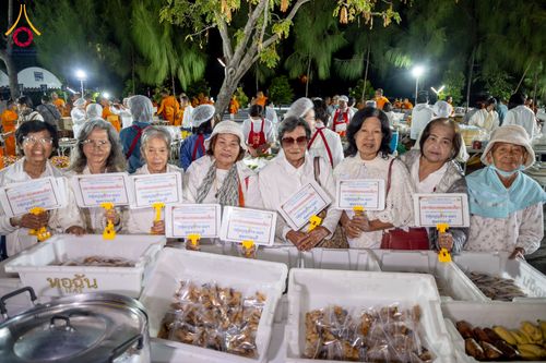 ภาพ No.293442:วันที่ 13 มกราคม พ.ศ. 2569 พิธีถวายภัตตาหารเป็นสังฆทาน แด่พระธรรมยาตรา ณ อนุสรณ์สถานมหาวิหารพระมงคลเทพมุนี (โลตัสแลนด์) อ.สองพี่น้อง จ.สุพรรณบุรี ในโครงการธรรมยาตรา กตัญญูบูชา มหาปูชนียาจารย์ พระมงคลเทพมุนี(สด จนฺทสโร) พระผู้ปราบมาร อนุสรณ์สถาน 7 แห่ง ปี