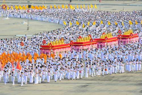 ภาพ No.79049:พิธีอัญเชิญองค์พระบรมพุทธเจ้า 24 องค์ เวียนประทักษิณรอบพระมหาธรรมกายเจดีย์ ณ วัดพระธรรมกาย  วันที่ 2 เมษายน พ.ศ. 2566