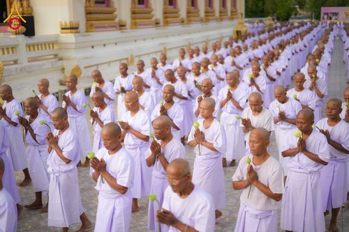 ภาพ No.278549:วันอาทิตย์ที่ 14 ธันวาคม พ.ศ.2568  พิธีเวียนประทักษิณ พิธีวันทาสีมาพระประธาน โครงการบวชบูชาธรรมมหาปูชนียาจารย์ ของศูนย์ปฏิบัติธรรมบุรีรัมย์ ณ วัดกลาง พระอารามหลวง จังหวัดบุรีรัมย์