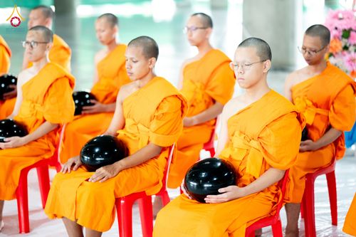 ภาพ No.336078:วันที่ 20 มิถุนายน พ.ศ. 2569 พิธีตักบาตรฉลองพระใหม่ โครงการอุปสมบทธรรมทายาทอุดมศึกษา รุ่นที่ 53