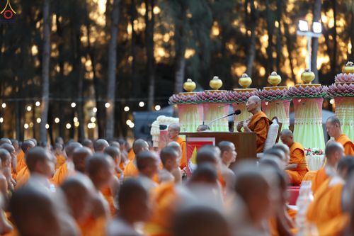 ภาพ No.290098:วันที่ 6 มกราคม พ.ศ. 2569 พิธีจุดประทีปถวายเป็นพุทธบูชา และบูชาธรรมมหาปูชนียาจารย์ (ภาพชุดที่ 2) ณ อนุสรณ์สถานมหาวิหารพระมงคลเทพมุนี (โลตัสแลนด์) อ.สองพี่น้อง จ.สุพรรณบุรี ในโครงการธรรมยาตรา กตัญญูบูชา มหาปูชนียาจารย์ พระมงคลเทพมุนี(สด จนฺทสโร) พระผู้ปรา