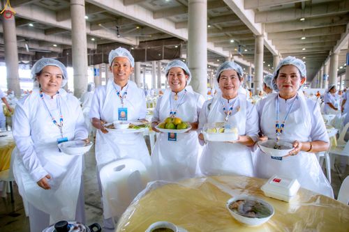 ภาพ No.325792:วันที่ 22 เมษายน พ.ศ.2569(วันคุ้มครองโลก) งานถวายมหาสังฆทาน 40,000 กว่าวัดทั่วประเทศ เจ้าหน้าที่ สาธุชน ร่วมใจจัดเตรียมภัตตาหารเพล (ชุด 2)