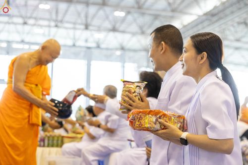 ภาพ No.311365:วันอาทิตย์ต้นเดือนที่ 1 มีนาคม พ.ศ.2569 พิธีตักบาตร และ พิธีบูชาข้าวพระ ณ สภาธรรมกายสากล วัดพระธรรมกาย