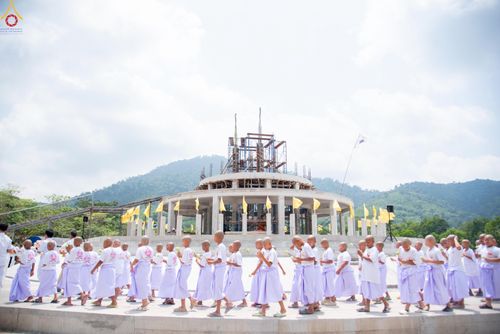 ภาพ No.320135:วันเสาร์ที่ 4 เมษายน 2569 พิธีตัดปอยผม ขอขมาผู้ปกครอง  มอบบาตร-ผ้าไตร และพิธีบรรพชาสามเณร 87 รูป  ณ ศูนย์ปฏิบัติธรรมระยอง(บ้านช่องลม)  ต.บางบุตร อ.บ้านค่าย จ.ระยอง