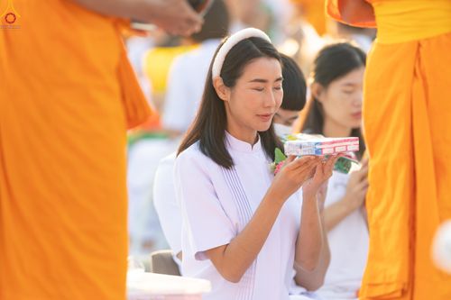 ภาพ No.279847:วันที่ 1 มกราคม พ.ศ.2569 พิธีตักบาตรในวันขึ้นปีใหม่ ณ ลานธรรม วัดพระธรรมกาย