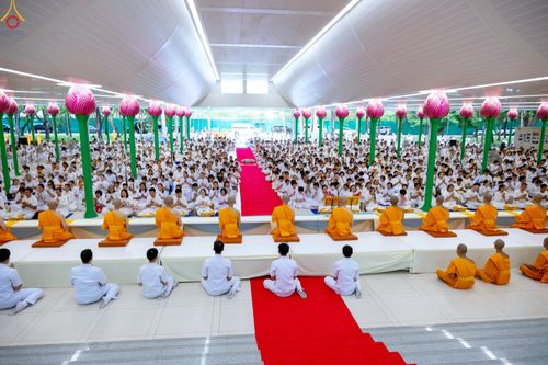 ภาพ No.330899:วันวิสาขบูชา อาทิตย์ที่ 31 พฤษภาคม พ.ศ.2569 พิธีบรรพชาสามเณรอุบาสก 11 ท่าน , พิธีถวายบาตรผ้าไตร และจตุปัจจัยไทยธรรม แด่สามเณร , พิธีอุปสมบทอุทิศชีวิต , พิธีกล่าวคำกัปปิยภัณฑ์  ณ อุโบสถพระไตรปิฎก วัดพระธรรมกาย จังหวัดปทุมธานี