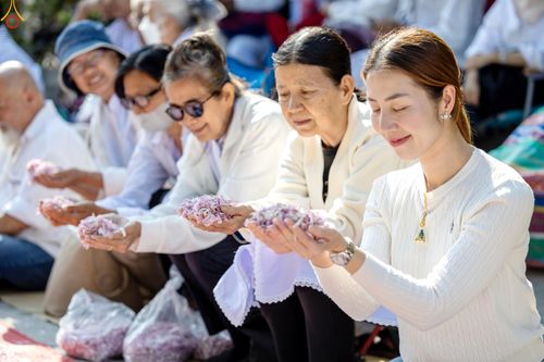 ภาพ No.292766:วันที่ 11 มกราคม พ.ศ. 2569 พิธีต้อนรับพระธรรมยาตรา ณ อนุสรณ์สถานลำดับที่ 3 สถานที่เกิดในเพศสมณะ วัดสองพี่น้อง อำเภอสองพี่น้อง จังหวัดสุพรรณบุรี ในโครงการธรรมยาตรา กตัญญูบูชา มหาปูชนียาจารย์ พระมงคลเทพมุนี(สด จนฺทสโร) พระผู้ปราบมาร อนุสรณ์สถาน 7 แห่ง ปีที