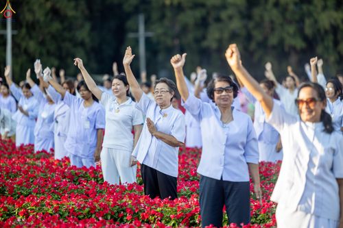 ภาพ No.280929:วันที่ 28 ธันวาคม พ.ศ.2568 กิจกรรมเก็บดอกแพงรวย ณ ทุ่งสวรรค์ตะวันฉาย วัดพระธรรมกาย