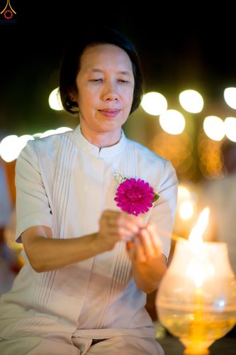 ภาพ No.290236:วันที่ 6 มกราคม พ.ศ. 2569 พิธีจุดประทีปถวายเป็นพุทธบูชา และบูชาธรรมมหาปูชนียาจารย์ (ภาพชุดที่ 2) ณ อนุสรณ์สถานมหาวิหารพระมงคลเทพมุนี (โลตัสแลนด์) อ.สองพี่น้อง จ.สุพรรณบุรี ในโครงการธรรมยาตรา กตัญญูบูชา มหาปูชนียาจารย์ พระมงคลเทพมุนี(สด จนฺทสโร) พระผู้ปรา