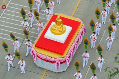 ภาพ No.89131:พิธีอัญเชิญรูปหล่อทองคำ  คุณยายอาจารย์มหารัตนอุบาสิกาจันทร์ ขนนกยูง เพื่อประดิษฐาน ณ มหาวิหารคุณยายอาจารย์ฯ เนื่องในวันครูผู้ค้นพบวิชชาธรรมกาย วันศุกร์ที่ 29 กันยายน พ.ศ. 2566