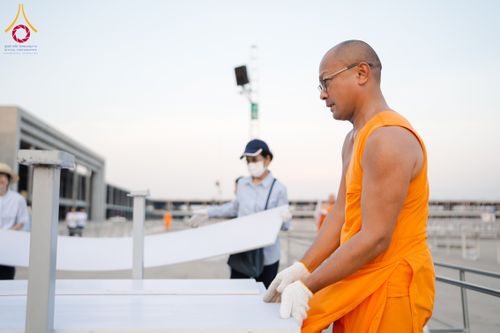 ภาพ No.326392:วันที่ 26 -27 เมษาบน พ.ศ.2569 การเก็บงานแผ่นหน้าโต๊ะที่ลานธรรม งานถวายมหาสังฆทาน 40,000 กว่าวัดทั่วประเทศ ณ ลานธรรม วัดพระธรรมกาย