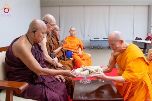 ภาพ No.324838:วันพฤหัสบดีที่ 23 เมษายน พ.ศ.2569  หลวงพ่อทัตตชีโว รองเจ้าอาวาสวัดพระธรรมกาย ถวายการต้อนรับและปฏิสันถารคณะชาวเมียนมาและคณะไทยใหญ่