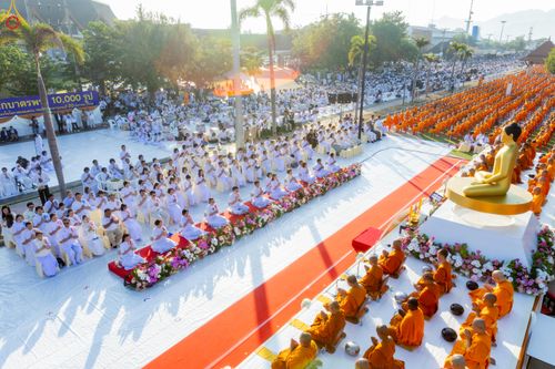 ภาพ No.282661:วันเสาร์ที่ 20 ธันวาคม พ.ศ.2568 พิธีตักบาตรพระ 10,000 รูป (ชุด 2) เนื่องในโอกาส 194 ปี จังหวัดกาญจนบุรี และอุทิศส่วนกุศลให้แด่บรรพชนทั้งหลาย บริเวณถนนสองแคว (Skywalk) เมืองกาญจนบุรี