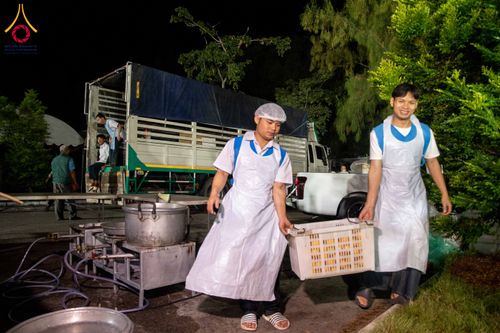 ภาพ No.288768:วันที่ 6 มกราคม พ.ศ. 2569 พิธีถวายภัตตาหารเป็นสังฆทาน แด่พระธรรมยาตรา ในโครงการธรรมยาตรา กตัญญูบูชา มหาปูชนียาจารย์ พระมงคลเทพมุนี(สด จนฺทสโร) พระผู้ปราบมาร อนุสรณ์สถาน 7 แห่ง ปีที่ 14 ณ อนุสรณ์สถานมหาวิหารพระมงคลเทพมุนี (โลตัสแลนด์) อ.สองพี่น้อง จ.สุพรร