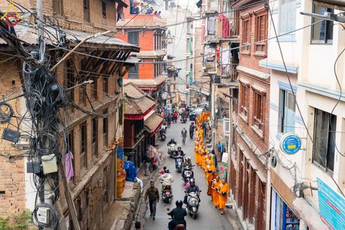 ภาพ No.317181:วันจันทร์ที่ 30 มีนาคม พ.ศ.2569 จาริกบิณฑบาตสยมภูนาทสู่พระราชวังหนุมานโดกา ประเทศเนปาล