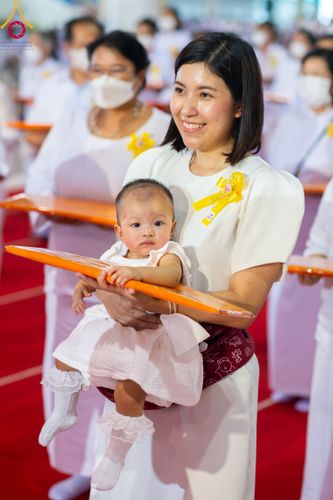 ภาพ No.86351:วันธรรมชัย ปีที่ 55 พิธีทอดผ้าป่ากฐินสมทบครั้งที่1, พิธีเจริญพุทธมนต์ ลูกนิมิตมหาสมบัติฯ พิธีจุดประทีป,พิธีฉลองชัยสวดมนต์บทธัมมจักกัปปวัตนสูตร วันอาทิตย์ที่ 27 สิงหาคม พ.ศ.2566 ณ สภาธรรมกายสากล / มหารัตนวิหารคด วัดพระธรรมกาย