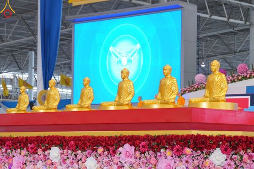 ภาพ No.78892:พิธีตักบาตร ข้าวสารอาหารแห้ง พิธีบูชาข้าวพระ ในวันอาทิตย์ต้นเดือนที่ 2 เมษายน พ.ศ. 2566