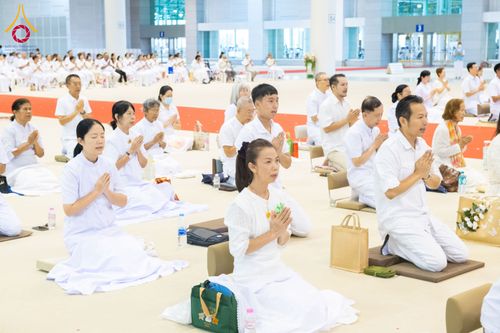 ภาพ No.284741:วันอาทิตย์ที่ 14 ธันวาคม พ.ศ.2568  พิธีปฏิบัติธรรม พิธีถวายภัตตาหารเป็นสังฆทาน พิธีมอบต้นสมบัติจักรพรรดิ ถวายแด่เจ้าอาวาสและประธานสงฆ์ 236 ศูนย์ส่งเสริมศีลธรรมทั่วโลก ณ สภาธรรมกายสากล วัดพระธรรมกาย