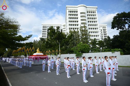 ภาพ No.89061:พิธีอัญเชิญรูปหล่อทองคำ  คุณยายอาจารย์มหารัตนอุบาสิกาจันทร์ ขนนกยูง เพื่อประดิษฐาน ณ มหาวิหารคุณยายอาจารย์ฯ เนื่องในวันครูผู้ค้นพบวิชชาธรรมกาย วันศุกร์ที่ 29 กันยายน พ.ศ. 2566