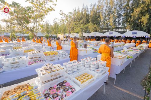 ภาพ No.292713:วันที่ 12 มกราคม พ.ศ. 2569 พิธีถวายภัตตาหารเป็นสังฆทาน แด่พระธรรมยาตรา ณ อนุสรณ์สถานมหาวิหารพระมงคลเทพมุนี (โลตัสแลนด์) อ.สองพี่น้อง จ.สุพรรณบุรี ในโครงการธรรมยาตรา กตัญญูบูชา มหาปูชนียาจารย์ พระมงคลเทพมุนี(สด จนฺทสโร) พระผู้ปราบมาร อนุสรณ์สถาน 7 แห่ง ปี