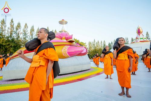 ภาพ No.290699:วันที่ 8 มกราคม พ.ศ. 2569 พระธรรมยาตราปฏิบัติธรรม และถ่ายภาพหมู่ประวัติศาสตร์ ในโครงการธรรมยาตรา กตัญญูบูชามหาปูชนียาจารย์ พระมงคลเทพมุนี(สด จนฺทสโร) พระผู้ปราบมาร อนุสรณ์สถาน 7 แห่ง ปีที่ 14 ณ อนุสรณ์สถานคลองบางนางแท่น อ.สามพราน จ.นครปฐม