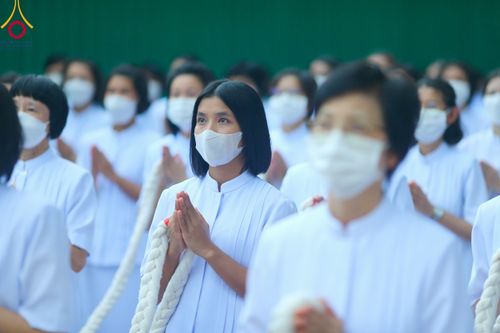 ภาพ No.89166:พิธีอัญเชิญรูปหล่อทองคำ  คุณยายอาจารย์มหารัตนอุบาสิกาจันทร์ ขนนกยูง เพื่อประดิษฐาน ณ มหาวิหารคุณยายอาจารย์ฯ เนื่องในวันครูผู้ค้นพบวิชชาธรรมกาย วันศุกร์ที่ 29 กันยายน พ.ศ. 2566