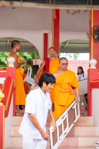 ภาพ No.339296:วันเสาร์ที่ 27 มิถุนายน พ.ศ. 2569 พิธีตักบาตรแด่คณะสงฆ์ 323 วัด 4 จังหวัดชายแดนภาคใต้ พิธีถวายสังฆทานแด่คณะสงฆ์ 323 วัด ปีที่ 22 ครั้งที่ 187 พิธีมอบกองทุนหนุนแรงใจช่วยครูใต้ ปีที่ 19 ครั้งที่ 150 และพิธีทำบุญอุทิศส่วนกุศลให้ผู้วายชนม์