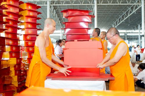 ภาพ No.320477:วันที่ 10 เมษายน พ.ศ.2569 การเตรียมกล่องไทยธรรม เพื่องานถวายมหาสังฆทาน 40,000 กว่าวัดทั่วประเทศ วันคุ้มครองโลก 22 เมษายน พ.ศ.2569 วัดพระธรรมกาย