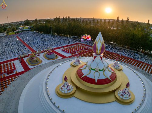 ภาพ No.292053:วันที่ 10 มกราคม พ.ศ. 2569 พิธีจุดประทีปถวายเป็นพุทธบูชา และบูชาธรรมมหาปูชนียาจารย์  ณ อนุสรณ์สถานคลองบางนางแท่น อ.สามพราน จ.นครปฐม ในโครงการธรรมยาตรา กตัญญูบูชา มหาปูชนียาจารย์ พระมงคลเทพมุนี(สด จนฺทสโร) พระผู้ปราบมาร อนุสรณ์สถาน 7 แห่ง ปีที่ 14