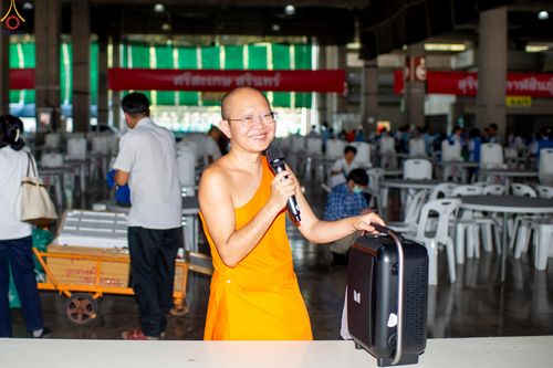 ภาพ No.322285:วันที่ 15 เมษายน พ.ศ.2569 การเตรียมงาน เช็ดโต๊ะ เก้าอี้ ปูผ้าโต๊ะฉัน เพื่องานถวายมหาสังฆทาน 40,000 กว่าวัดทั่วประเทศ วันคุ้มครองโลก 22 เมษายน พ.ศ.2569 วัดพระธรรมกาย