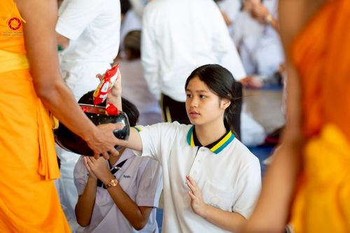 ภาพ No.215210:วันอาทิตย์ต้นเดือนที่ 6 เมษายน พ.ศ. 2568 พิธีตักบาตรข้าวสารอาหารแห้ง ณ บ้านแก้วเรือนทองคุณยาย สภาธรรมกายสากล วัดพระธรรมกาย