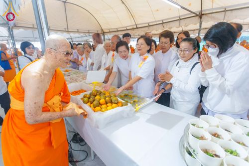 ภาพ No.298534:วันที่ 20 มกราคม พ.ศ. 2569 พิธีถวายภัตตาหารเป็นสังฆทาน แด่พระธรรมยาตรา ณ อนุสรณ์สถานบางปลา วัดบางปลา อำเภอบางเลน จังหวัดนครปฐม ในโครงการธรรมยาตรา กตัญญูบูชา มหาปูชนียาจารย์ พระมงคลเทพมุนี(สด จนฺทสโร) พระผู้ปราบมาร อนุสรณ์สถาน 7 แห่ง ปีที่ 14