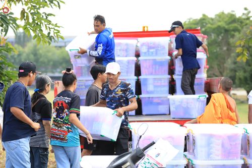 ภาพ No.280875:วันที่ 27 ธันวาคม พ.ศ.2568 คณะสงฆ์และเจ้าหน้าที่ทุกสังกัด ช่วยกันเตรียมงานตักบาตรพระ 1,000 รูป จ.สตูล