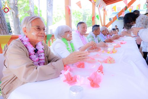 ภาพ No.321659:วันอาทิตย์ที่ 12 เมษายน พ.ศ.2569 กิจกรรมงานบุญวันสงกรานต์ (ตักบาตร ขอขมาพ่อแม่ สรงน้ำพระ รดน้ำขอพร) ณ วัดพระธรรมกายจอร์เจีย ประเทศสหรัฐอเมริกา