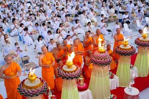 ภาพ No.294018:วันที่ 13 มกราคม พ.ศ. 2569 พิธีจุดประทีปถวายเป็นพุทธบูชา และบูชาธรรมมหาปูชนียาจารย์  (ภาพชุดที่ 2) ณ วัดสองพี่น้อง ต.ต้นตาล อ.สองพี่น้อง จ.สุพรรณบุรี ในโครงการธรรมยาตรา กตัญญูบูชา มหาปูชนียาจารย์ พระมงคลเทพมุนี(สด จนฺทสโร) พระผู้ปราบมาร อนุสรณ์สถาน 7 แห่