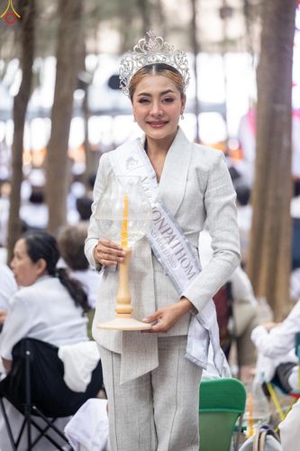 ภาพ No.290005:วันที่ 6 มกราคม พ.ศ. 2569 พิธีจุดประทีปถวายเป็นพุทธบูชา และบูชาธรรมมหาปูชนียาจารย์ (ภาพชุดที่ 2) ณ อนุสรณ์สถานมหาวิหารพระมงคลเทพมุนี (โลตัสแลนด์) อ.สองพี่น้อง จ.สุพรรณบุรี ในโครงการธรรมยาตรา กตัญญูบูชา มหาปูชนียาจารย์ พระมงคลเทพมุนี(สด จนฺทสโร) พระผู้ปรา