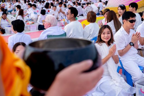 ภาพ No.302634:วันที่ 24 มกราคม พ.ศ. 2569 พิธีตักบาตรพระธรรมยาตรา(ภาพชุดที่ 2) ณ อนุสรณ์สถานลำดับที่ 5 สถานที่เผยแผ่วิชชาธรรมกายครั้งแรก อนุสรณ์สถานบางปลา วัดบางปลา อำเภอบางเลน จังหวัดนครปฐม ในโครงการธรรมยาตรา กตัญญูบูชา มหาปูชนียาจารย์ พระมงคลเทพมุนี(สด จนฺทสโร) พระผู