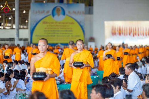 ภาพ No.215200:วันอาทิตย์ต้นเดือนที่ 6 เมษายน พ.ศ. 2568 พิธีตักบาตรข้าวสารอาหารแห้ง ณ บ้านแก้วเรือนทองคุณยาย สภาธรรมกายสากล วัดพระธรรมกาย