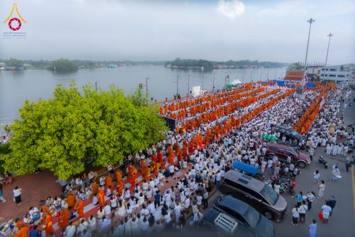 ภาพ No.284700:วันอาทิตย์ที่ 14 ธันวาคม พ.ศ.2568  พิธีทำบุญเมืองสุราษฎร์ธานี 110ปี และพิธีตักบาตรพระสงฆ์ 1,110 รูป  ณ บริเวณริมน้ำวัดกลาง (เก่า) ถนนบ้านดอน ตำบลตลาดใหม่ อำเภอเมือง จังหวัดสุราษฎร์ธานี