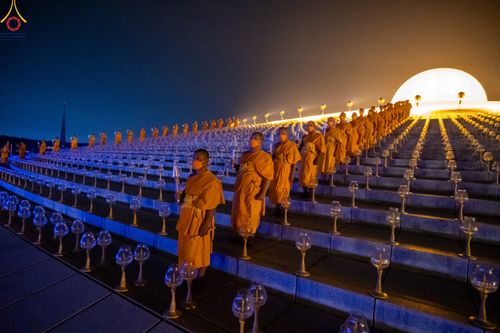 ภาพ No.90252:พิธีจุดประทีป 20,000 ดวง บูชาพระมหาธรรมกายเจดีย์ และบูชาพระมงคลเทพมุนี(สด จนฺทสโร) พระผู้ปราบมาร วันอังคารที่ 10 ตุลาคม พ.ศ. 2566 ณ ลานธรรมพระมหาธรรมกายเจดีย์ วัดพระธรรมกาย จ.ปทุมธานี