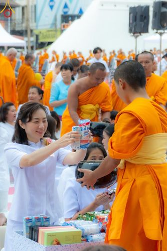 ภาพ No.126271:พิธีทำบุญเมืองนครราชสีมา ฉลอง 556 ปี ตักบาตรพระ 10,000 รูป ในวันเสาร์ที่ 2 มีนาคม พ.ศ.2567 ณ อนุสาวรีย์ท้าวสุรนารี จ.นครราชสีมา จัดโดย คณะสงฆ์จังหวัดนครราชสีมา ร่วมกับสำนักงานจังหวัดนครราชสีมา