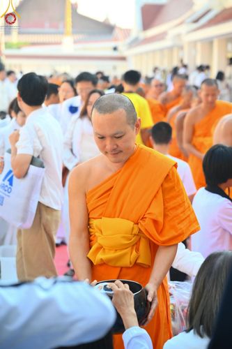 ภาพ No.197868:พิธีตักบาตรพระธรรมยาตรา ณ อนุสรณ์สถานลำดับที่ 4 สถานที่เกิดด้วยกายธรรม วัดโบสถ์(บน) ต.บางคูเวียง จ.นนทบุรี ในโครงการธรรมยาตรา กตัญญูบูชา มหาปูชนียาจารย์ พระมงคลเทพมุนี(สด จนฺทสโร) พระผู้ปราบมาร อนุสรณ์สถาน 7 แห่ง ปีที่ 13 วันที่ 19 มกราคม พ.ศ. 2568