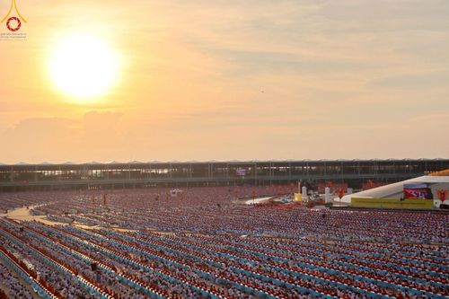 ภาพ No.221790:วันอังคารที่ 22 เมษายน พ.ศ. 2568 ภาพพิธีถวายมหาสังฆทานคณะสงฆ์ 40,000 กว่าวัดทั่วประเทศ เนื่องในวันคุ้มครองโลก ชุดที่ 2 (ปลื้มให้สมการรอคอย) ณ ลานธรรมพระมหาธรรมกายเจดีย์ วัดพระธรรมกาย