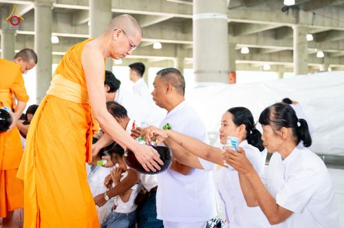 ภาพ No.336095:วันที่ 20 มิถุนายน พ.ศ. 2569 พิธีตักบาตรฉลองพระใหม่ โครงการอุปสมบทธรรมทายาทอุดมศึกษา รุ่นที่ 53