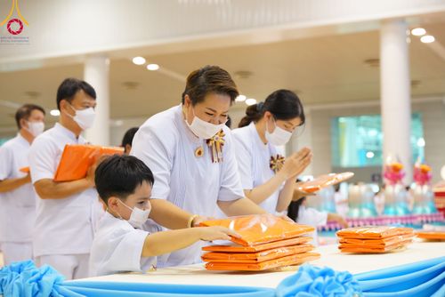 ภาพ No.86374:วันธรรมชัย ปีที่ 55 พิธีทอดผ้าป่ากฐินสมทบครั้งที่1, พิธีเจริญพุทธมนต์ ลูกนิมิตมหาสมบัติฯ พิธีจุดประทีป,พิธีฉลองชัยสวดมนต์บทธัมมจักกัปปวัตนสูตร วันอาทิตย์ที่ 27 สิงหาคม พ.ศ.2566 ณ สภาธรรมกายสากล / มหารัตนวิหารคด วัดพระธรรมกาย