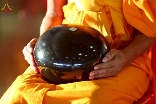 ภาพ No.215153:วันอาทิตย์ต้นเดือนที่ 6 เมษายน พ.ศ. 2568 พิธีตักบาตรข้าวสารอาหารแห้ง ณ บ้านแก้วเรือนทองคุณยาย สภาธรรมกายสากล วัดพระธรรมกาย